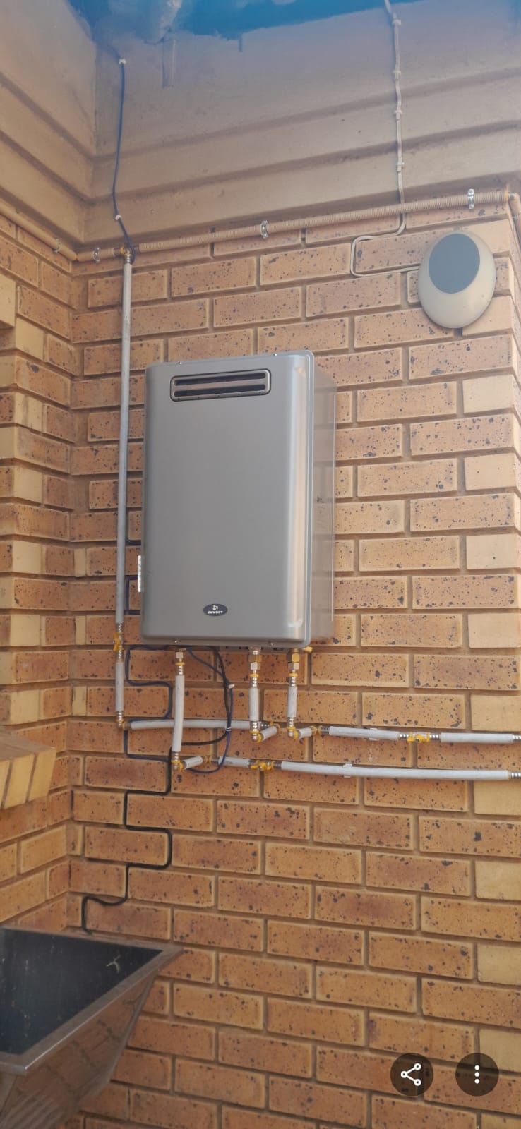 SAQCC Licensed Elite Gas Installer working on LPG gas geyser installation in Gauteng